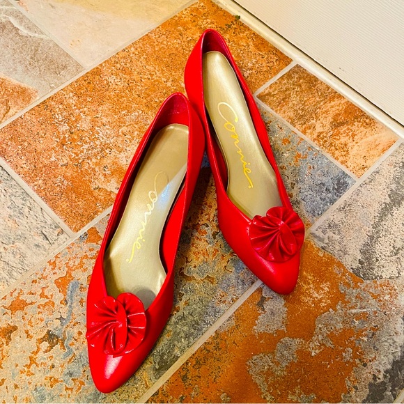 👠Sassy Connie Red Patent Kitten Heel Pumps & Decorative Flower Accent on Front! - Picture 1 of 16
